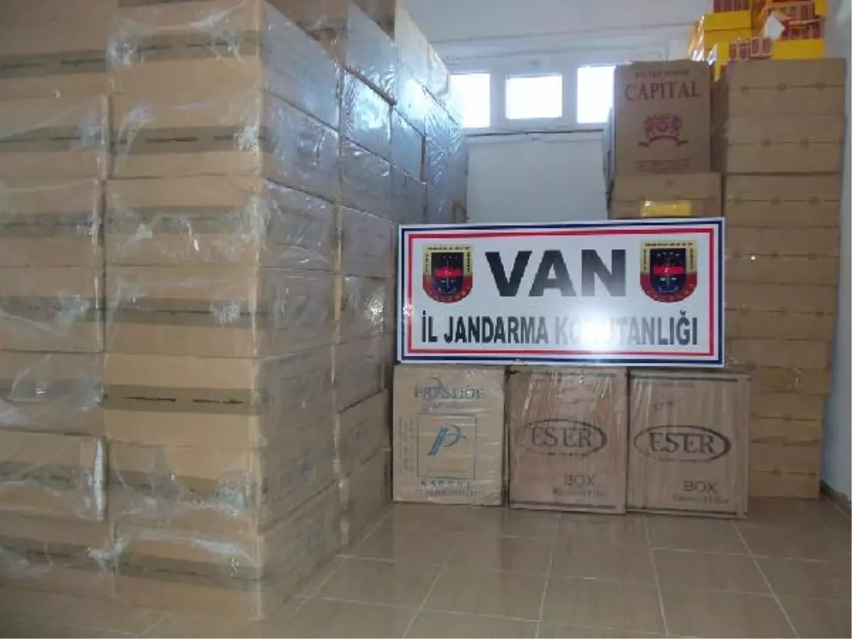 Van\'da 63 Bin Paket Kaçak Sigara Ele Geçirildi, 10 Gözaltı