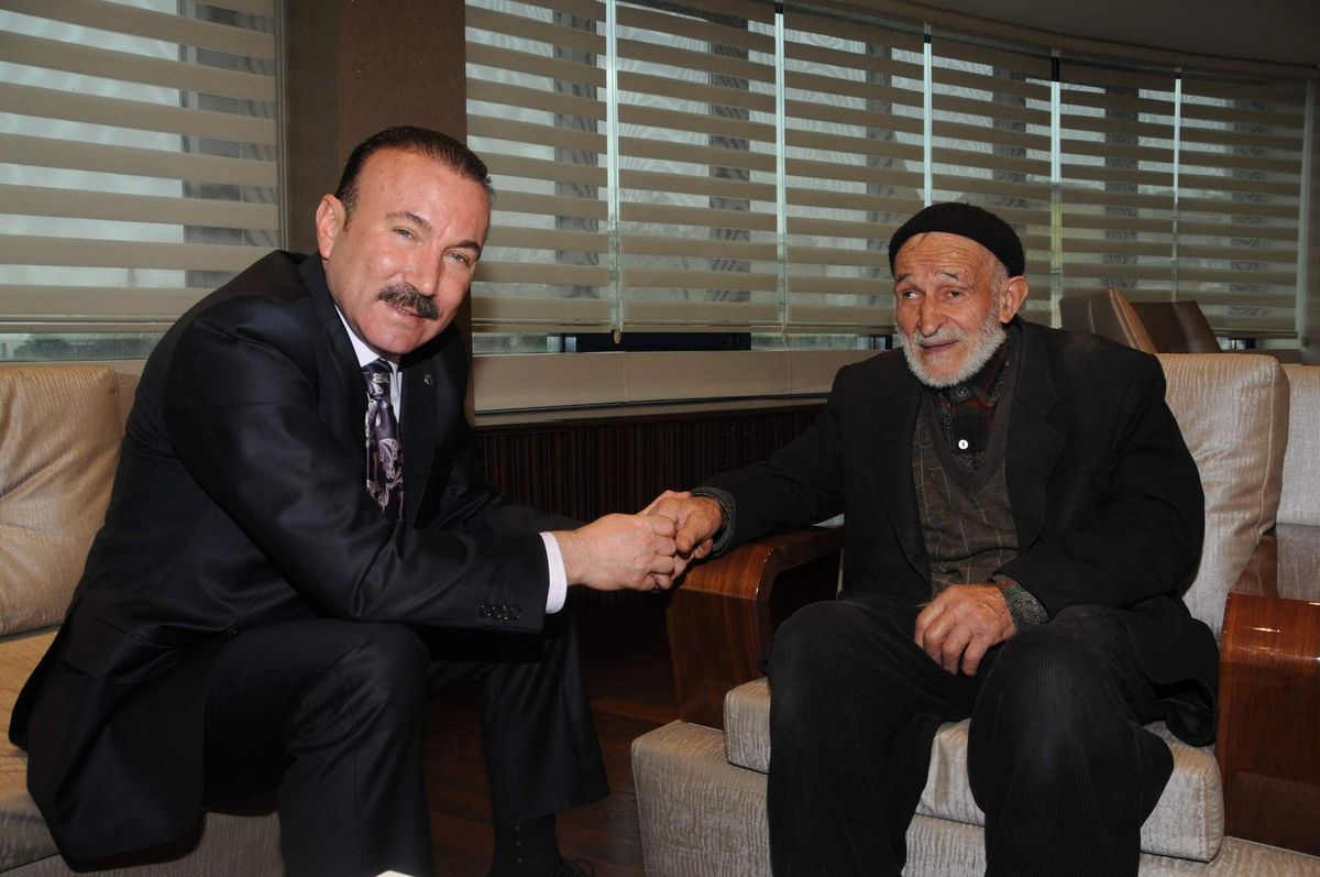 Vergi Ödemeye Geldi, Makamda Ağırlandı