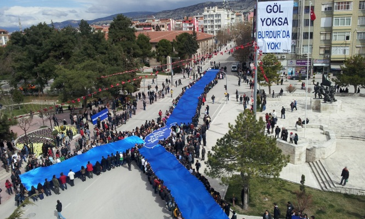 Yüzlerce İnsan Dere Olup Burdur Gölü\'ne Aktı