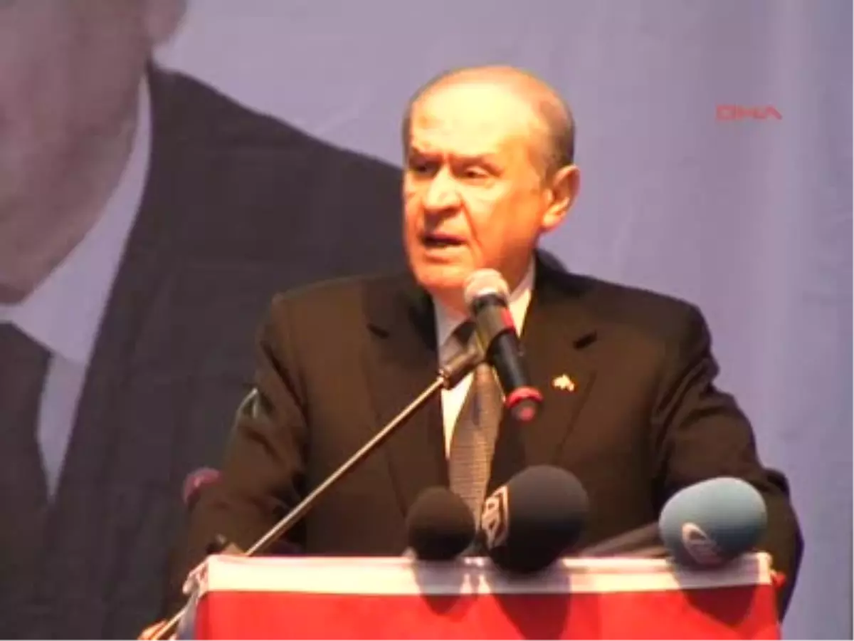 Bahçeli, Arif Nazım\'ı Alkışladı