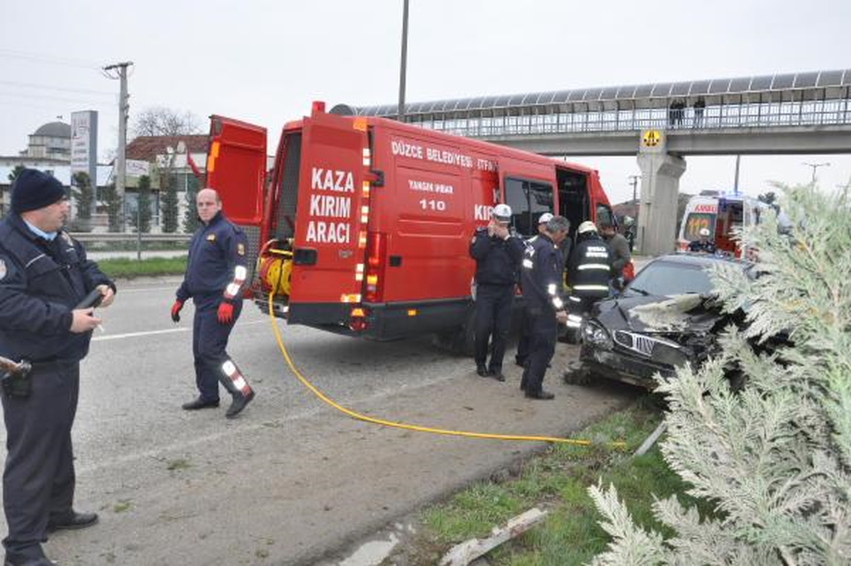 Bariyer Otomobile Ok Gibi Saplandı: 1 Ölü, 1 Yaralı