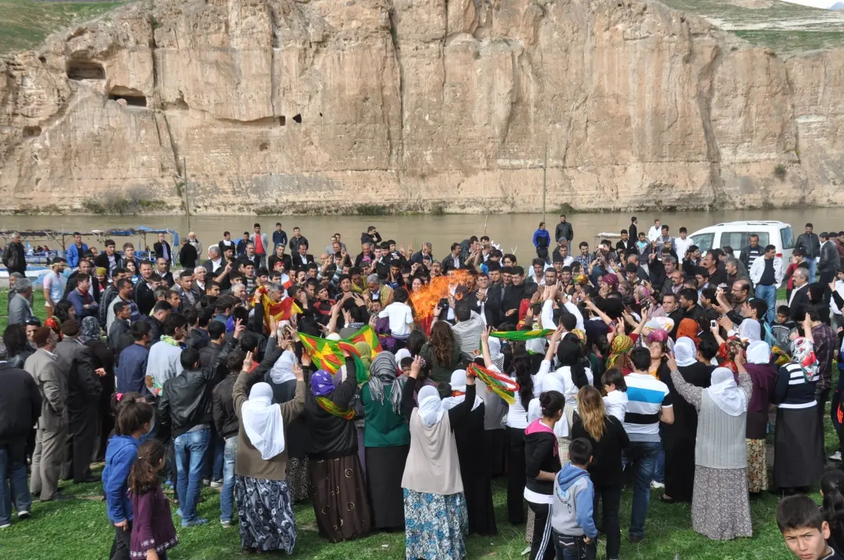 Batman\'ın İlk Nevruz Ateşi Hasankeyf\'te Yakıldı