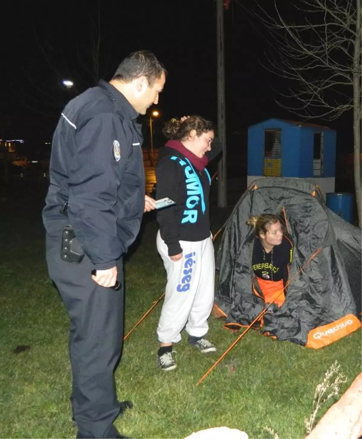 Deniz Kıyısına Çadır Kuran Yabancı Üniversiteli Kız Öğrenciler İçin Polis Önlemi