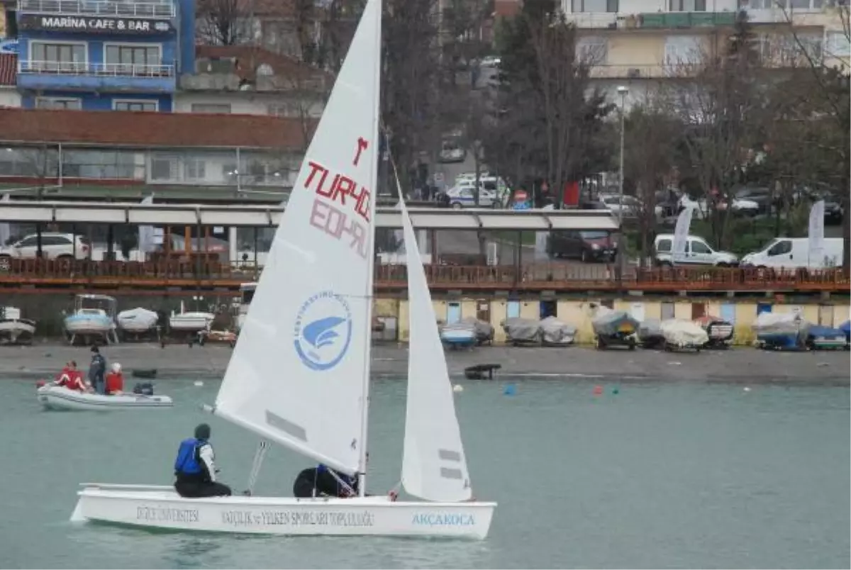 Düzce'de Öğrenciler Yelkenli Tekneleriyle Yarıştı