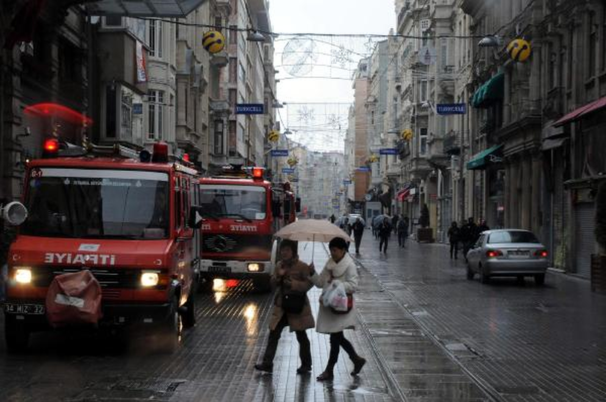 İstiklal Caddesi\'nde Yangın Paniği