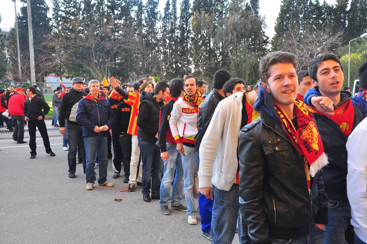 İzmir Derbisi Öncesi Taraftarlar Stadın Çevresini Doldurdu