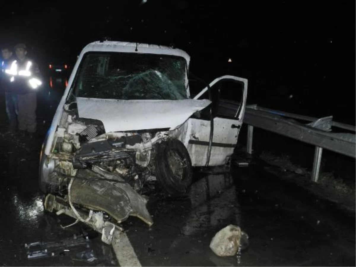Karşı Şeride Geçen Kamyonet Otomobille Çarpıştı: 4 Ölü, 3 Yaralı
