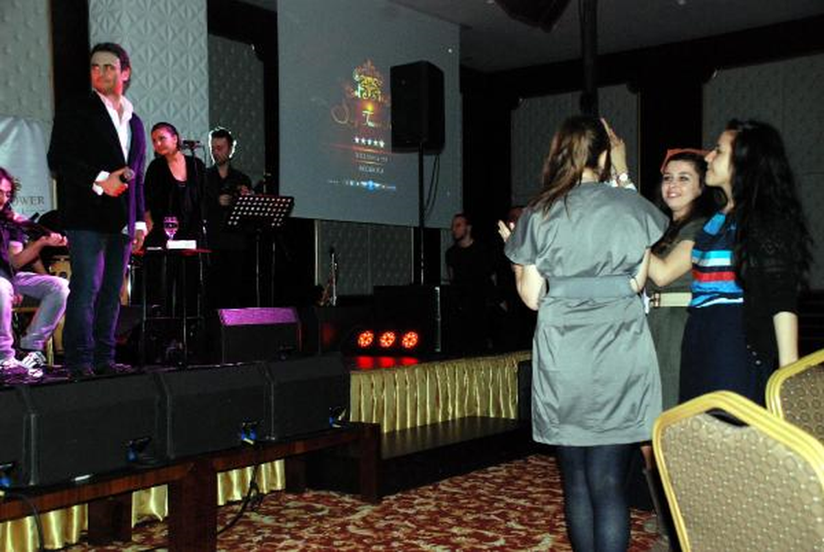 Kutsi\'ye Sahnede Doğum Günü Süprizi