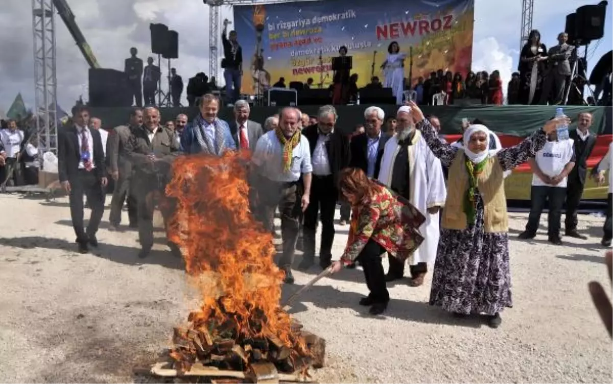 Mersin\'de Nevruz Kutlamasına 15 Bin Kişi Katıldı