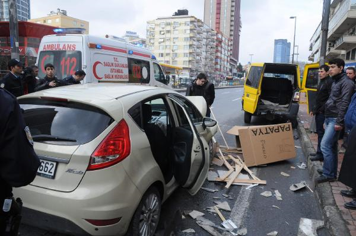 Minibüse Çarpan Otomobilin Sürücüsü Araçta Sıkıştı