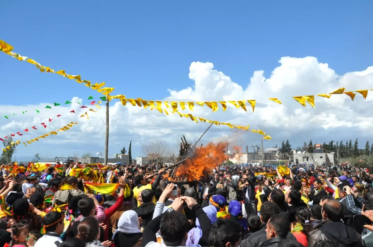 Polis Nevruz\'a Katılanlara Şeker, Balon ve Top Dağıttı