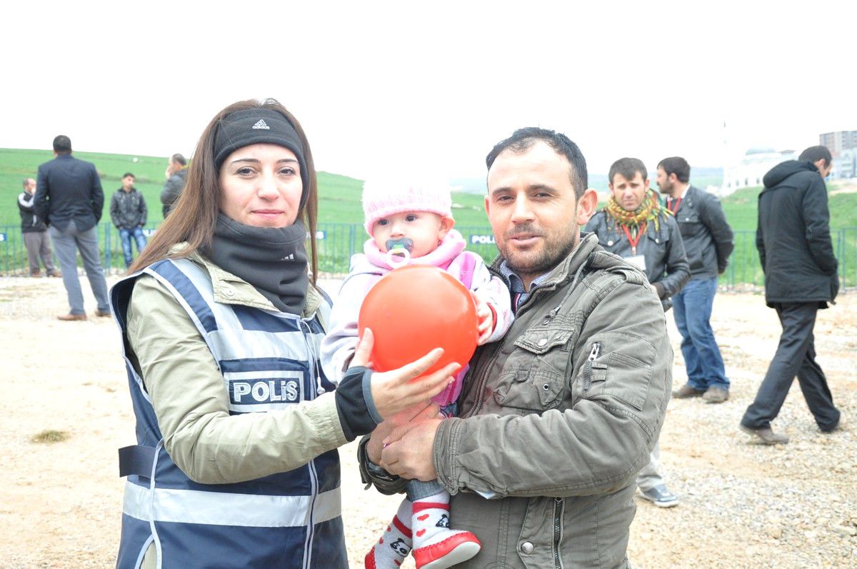 Polislerden Nevruz\'a Katılan Çocuklara Balon ve Çikolata