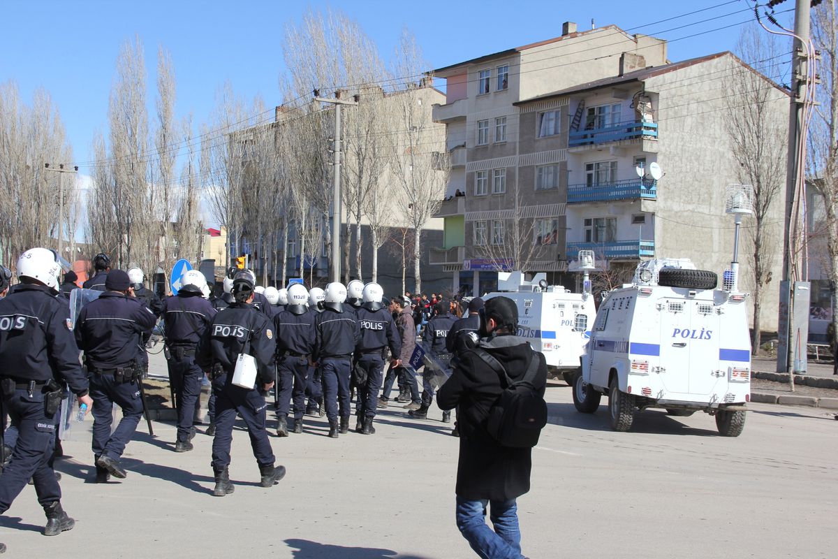 Terör Yandaşları, Araç Lastiklerini Bariyer Yaparak Polisi Taş Yağmuruna Tuttu