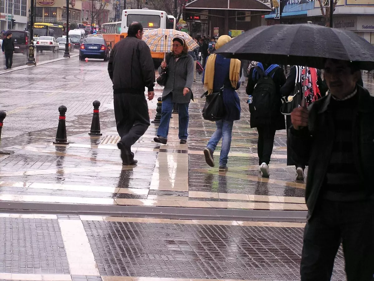 Yağmurla Başladı, Parçalı Bulutlu Devam Edecek