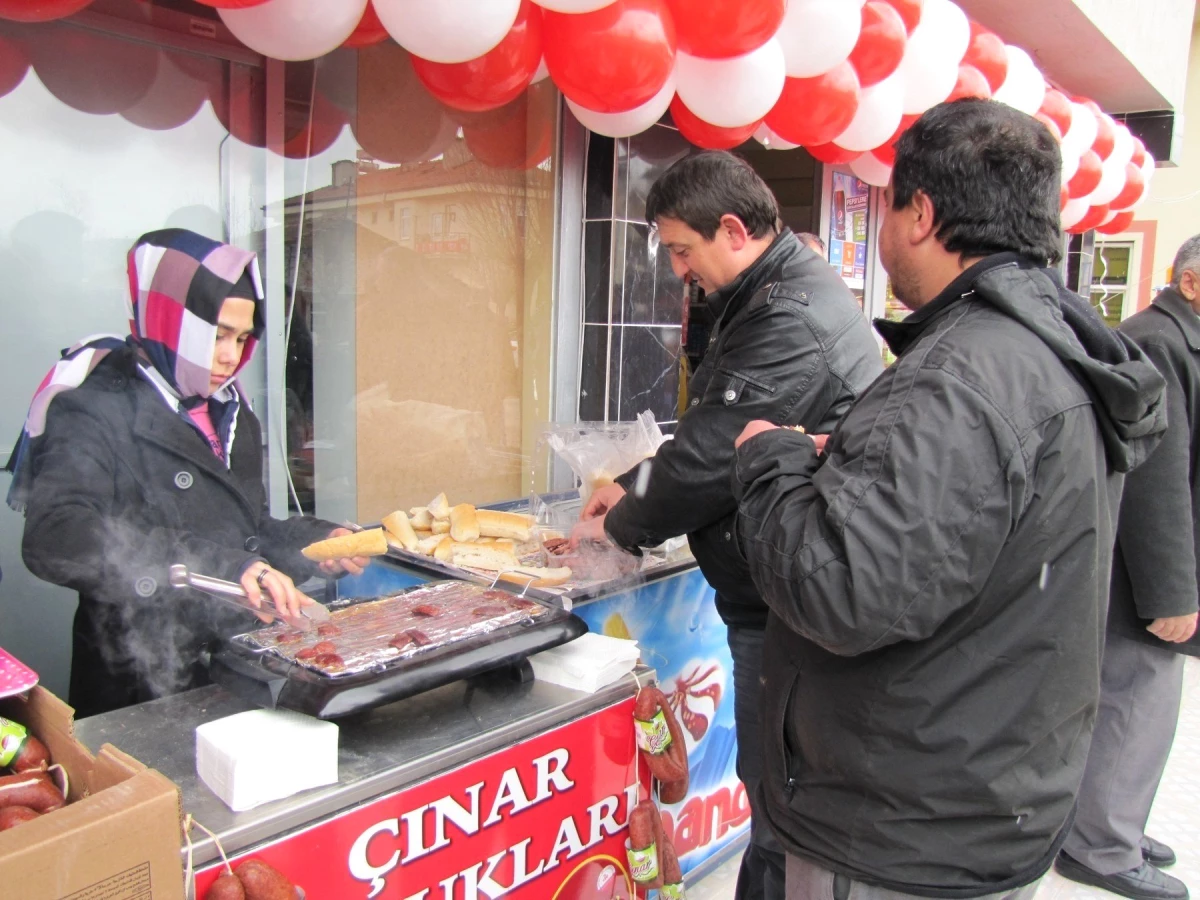 Alışveriş Merkezi Açılışında Ekmek Arası Sucuk ve Lokma İkramı