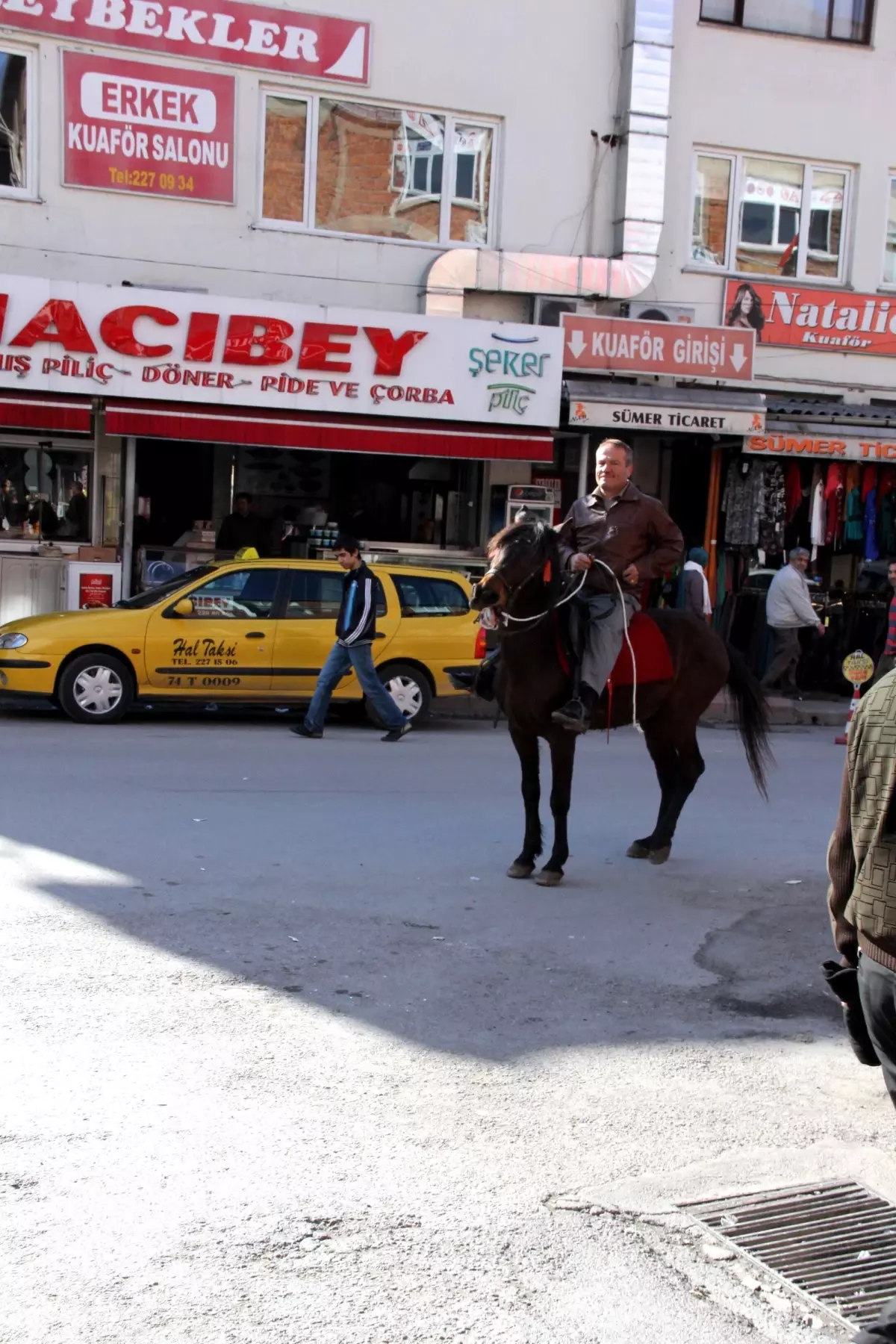 Atı ile Şehir Turu Yaptı