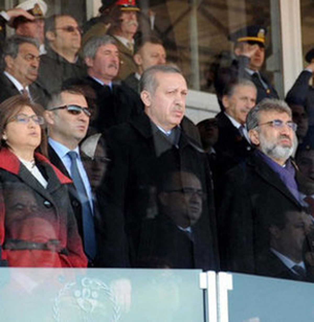Başbakan\'ın Etrafını Camla Çevirdiler