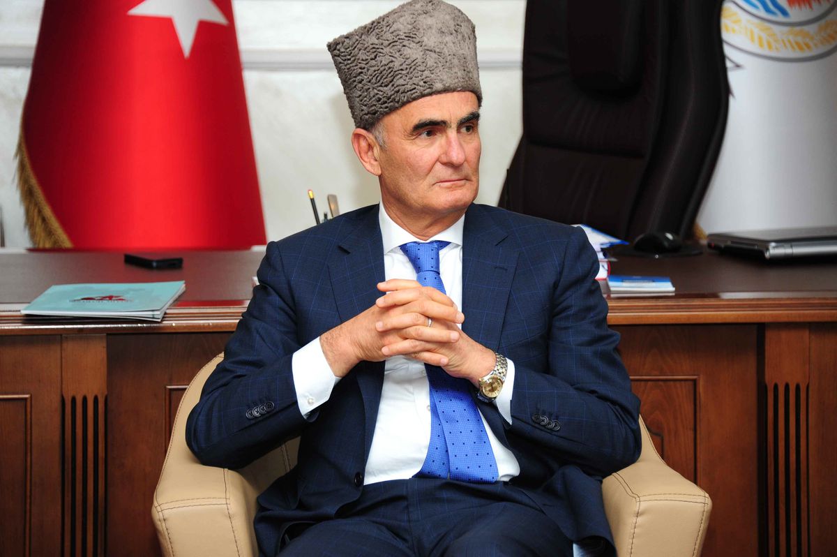 Başkan Yılmaz\'a Atatürk Kalpağı