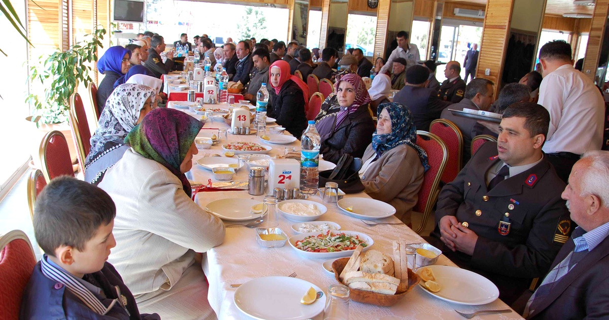 Belediyeden Şehit ve Gazi Ailelerine Anlamlı Yemek