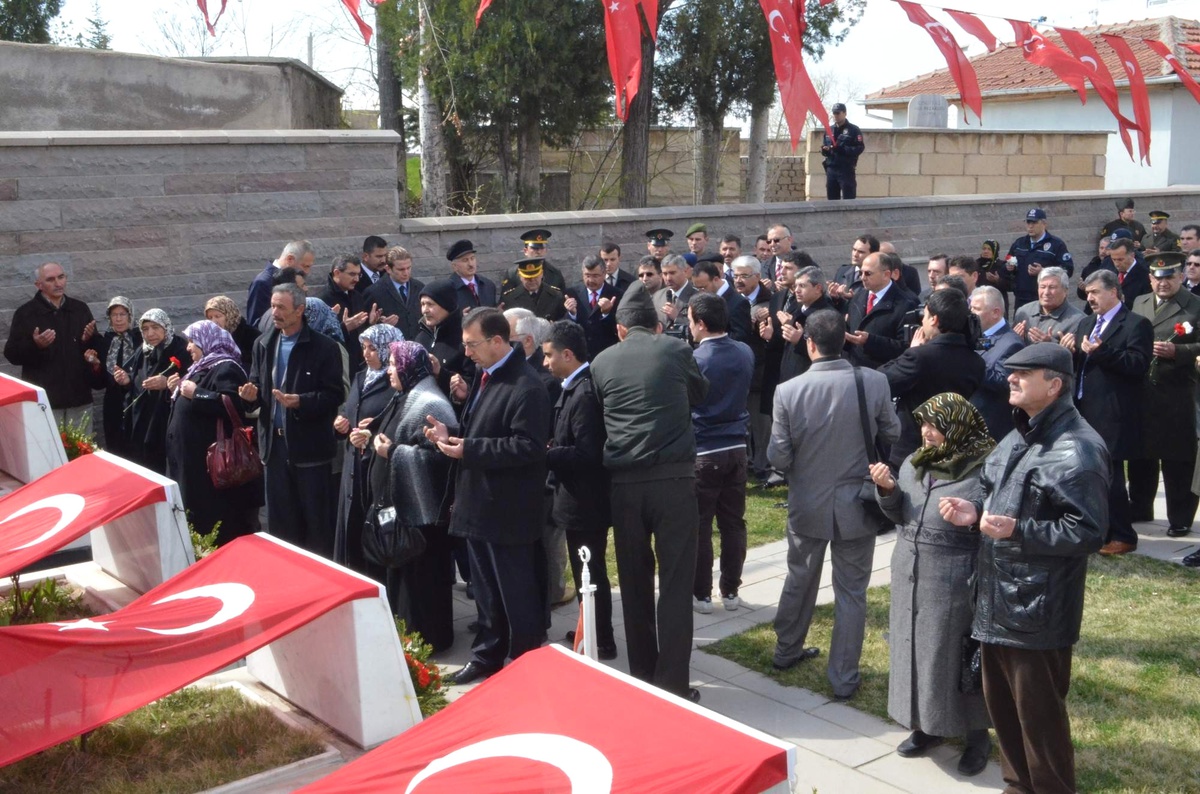 Çanakkale Deniz Zaferi\'nin 98.yıl Dönümü ve Şehitleri Anma Günü Dolayısıyla Derbent Mezarlığı...