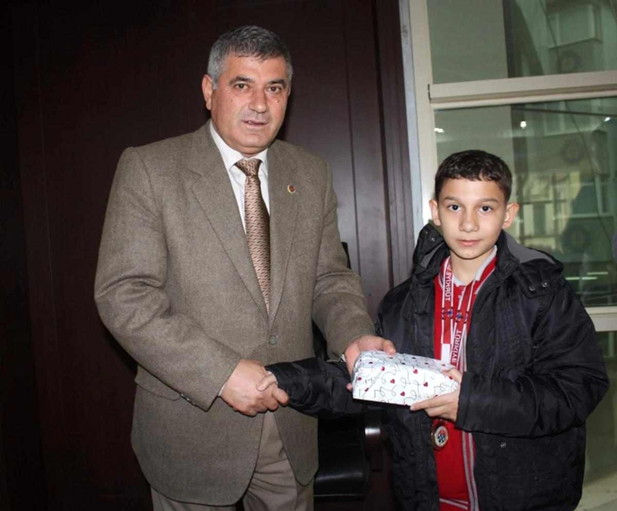 Çay Belediye Başkanı Ali Yakut, Şampiyon Öğrencileri Ağırladı