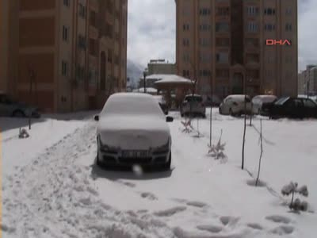 Doğu\'da Kardan Köy Yolları Kapandı