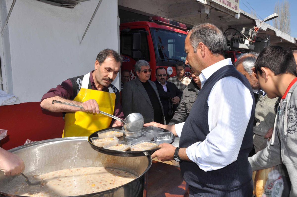 Kuşadası Belediyesi İtfaiye Müdürlüğü Aşure Dağıttı