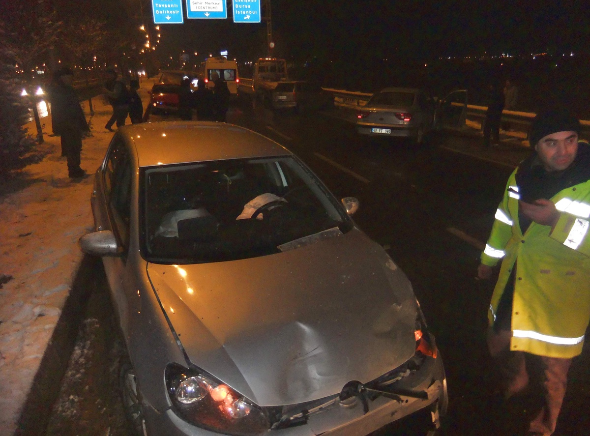 Kütahya\'da Zincirleme Trafik Kazası: 3 Yaralı