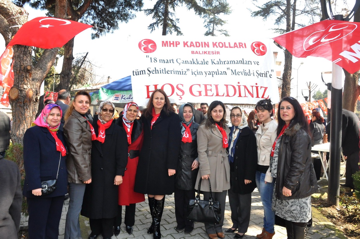 MHP\'li Kadınlar Çanakkale Şehitlerini Andı