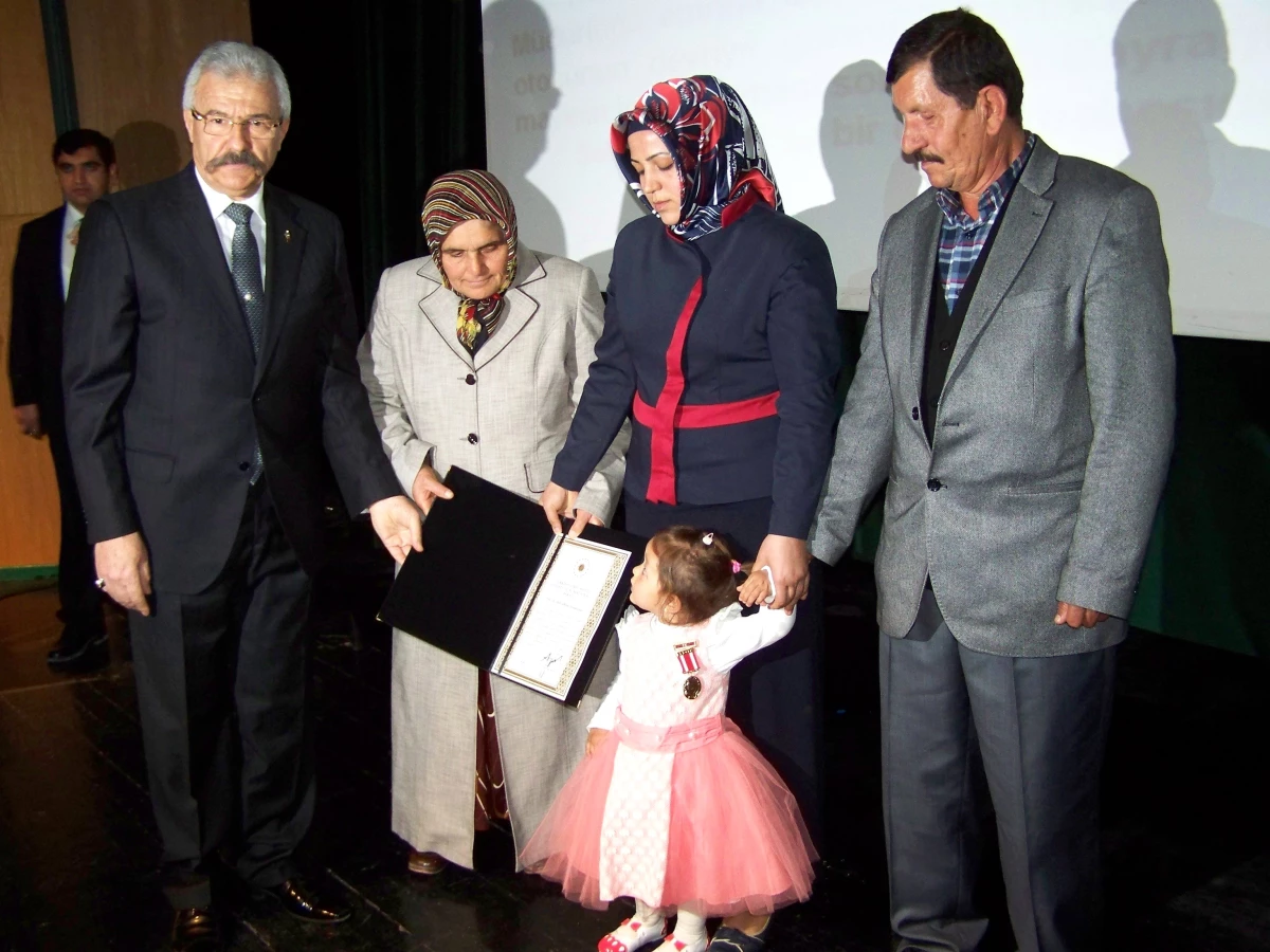 Osmaniye\'de Şehit Yakını ve Gazilere Devlet Övünç Madalyası