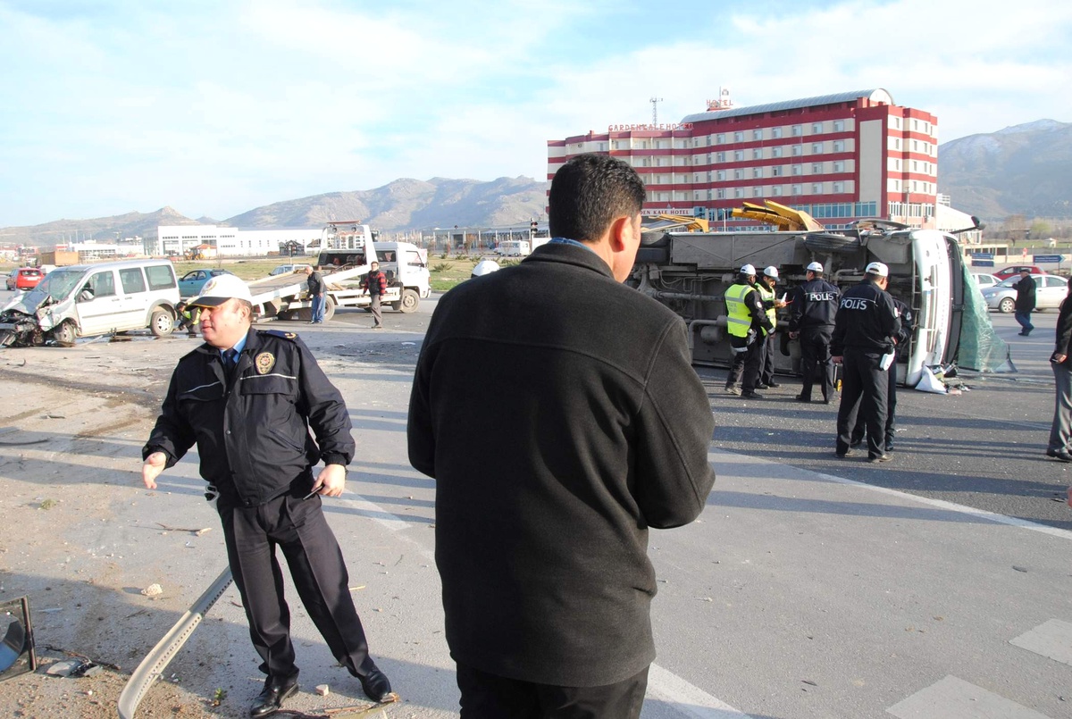 Otomobil ile Halk Otobüsü Çarpıştı: 17 Yaralı