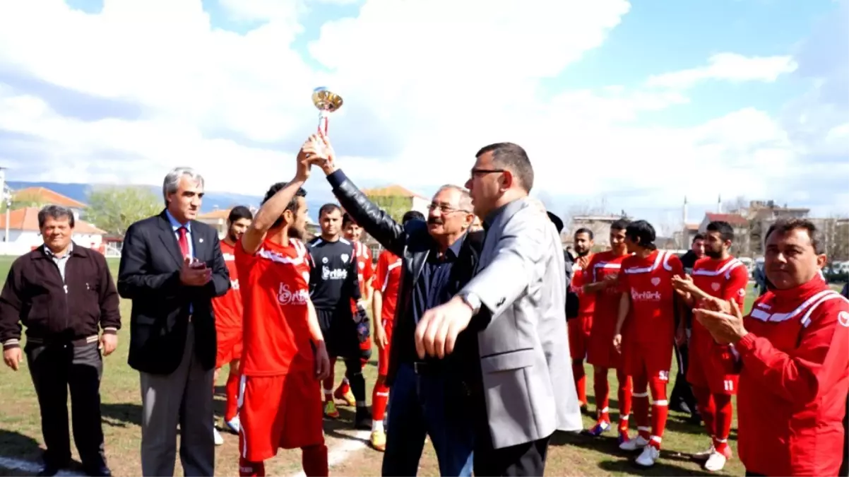 Sarıgöl Belediyespor, İkincilik Kupasını Aldı.