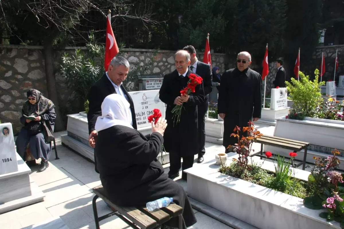 Şehit Aileleri 18 Mart Töreni\'nde Gözyaşlarına Hakim Olamadı