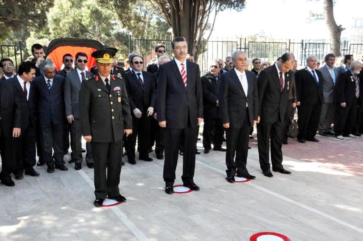 Şehitlere Karanfilli Anma