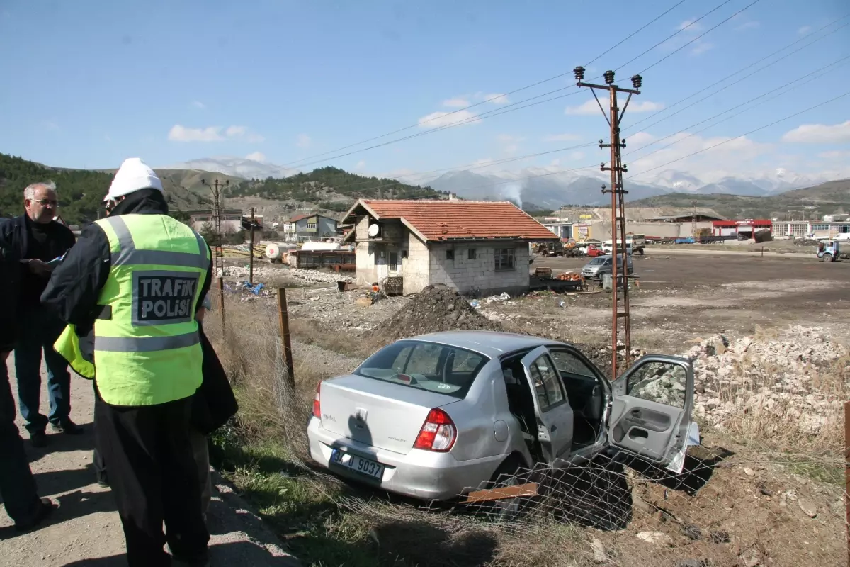 Seyir Halindeyken Yol Kenarına Uçtu