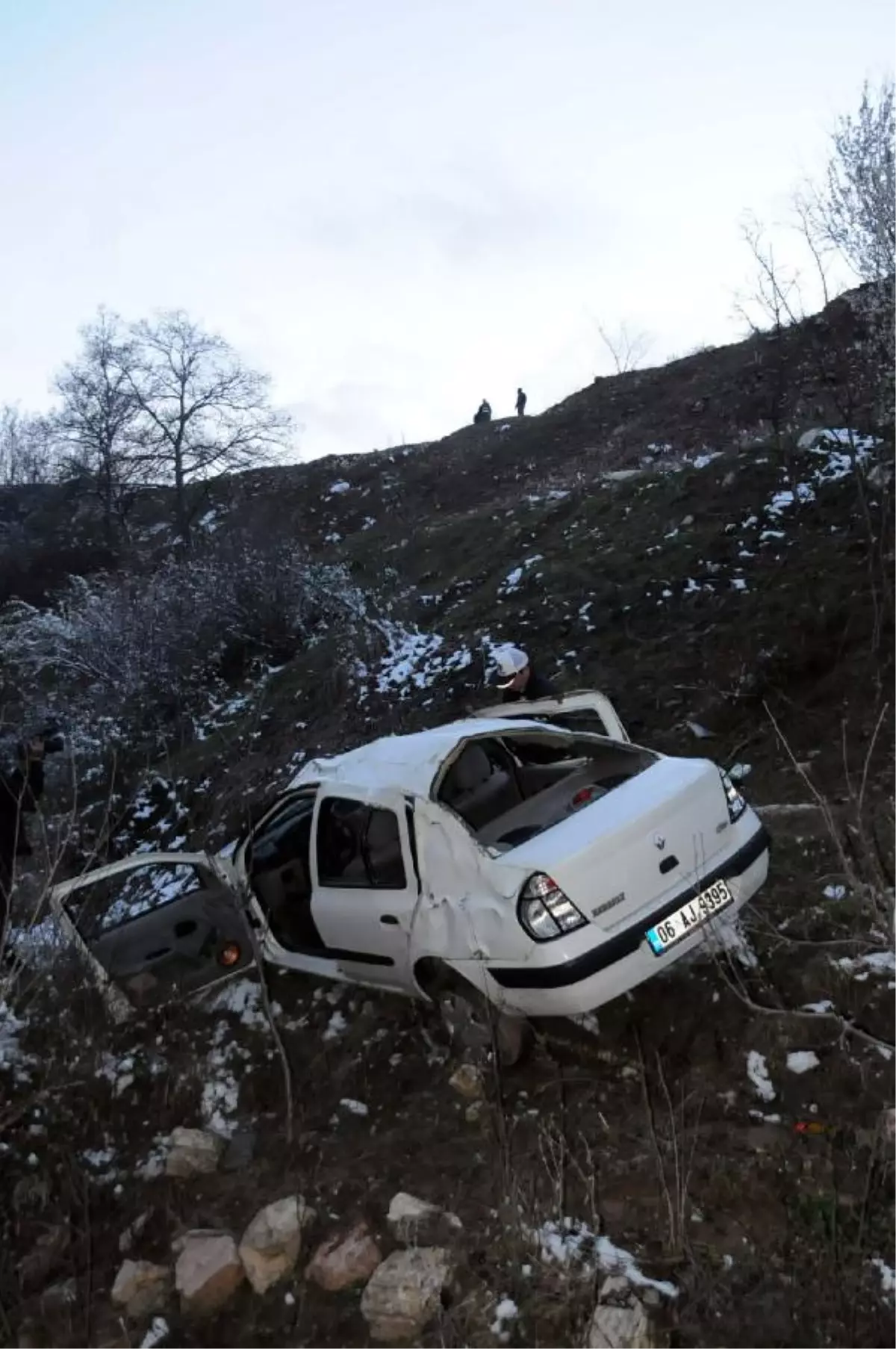 Otomobil Uçuruma Yuvarlandı: 5 Yaralı