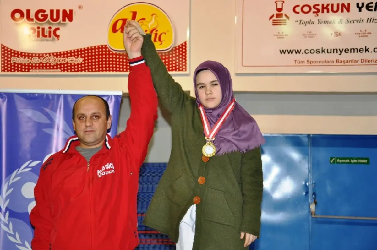 Yıldız-Genç ve Büyükler Düzce Taekwondo İl Şampiyonası Çekişmeli Geçti