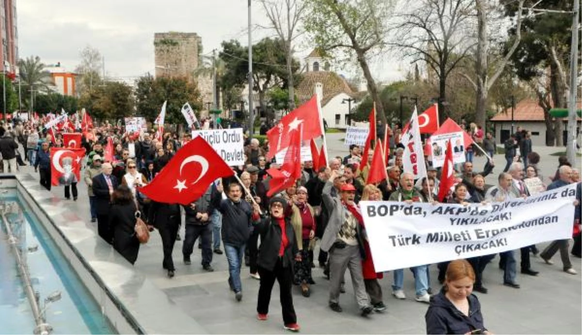 Antalya\'da \'Mütalaa\' Protestosu