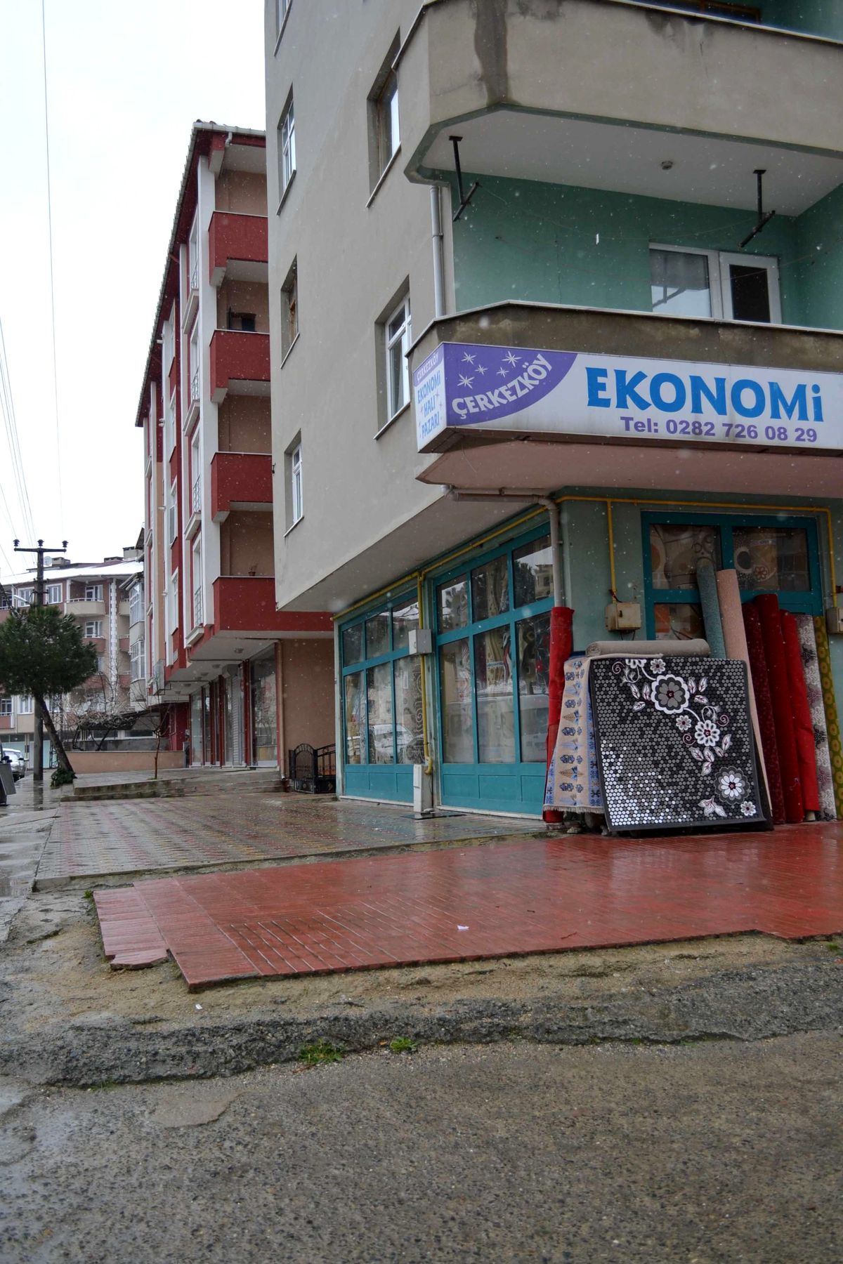 Balkondan Atlayarak İntihar Etmek İstedi