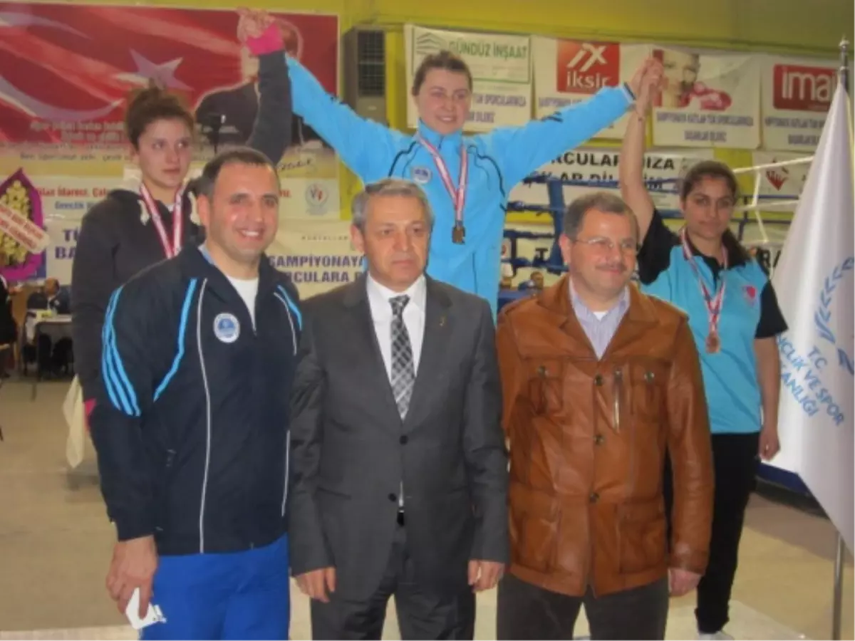 Bayan Boksörlerden Üç Altın İki Gümüş