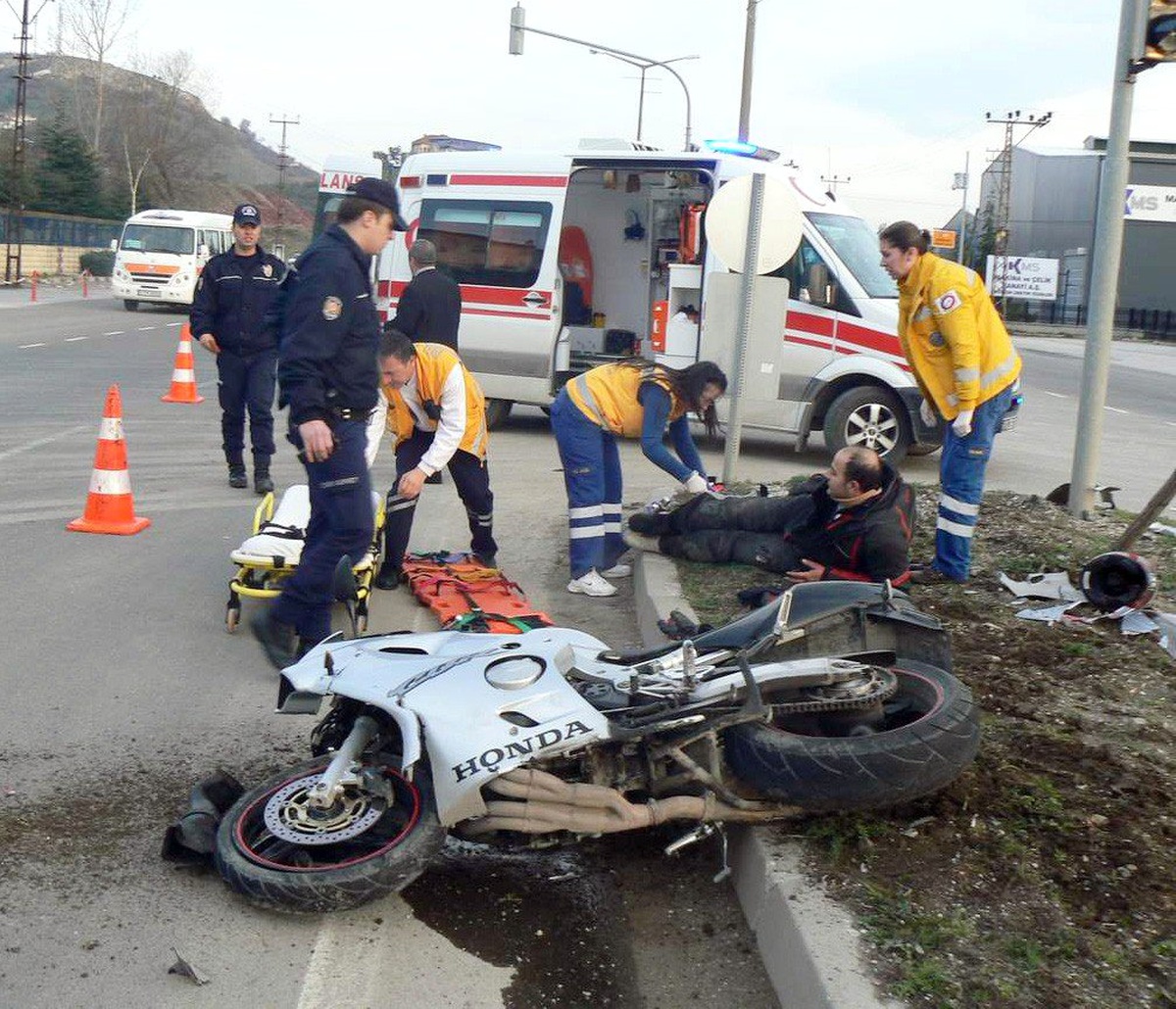 Bilecik\'te Otomobille Motosiklet Çarpıştı: 1 Yaralı