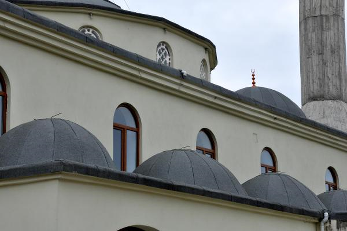 Caminin Kubbelerindeki Alemleri Çaldılar