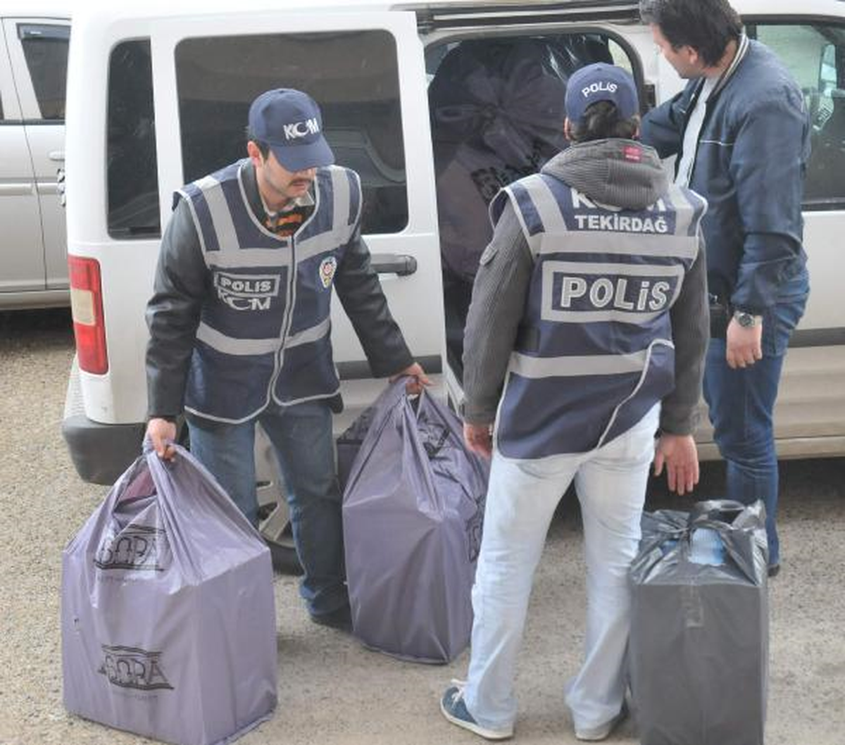 Çorlu\'da Kaçak Sigara ve İçki Operasyonu