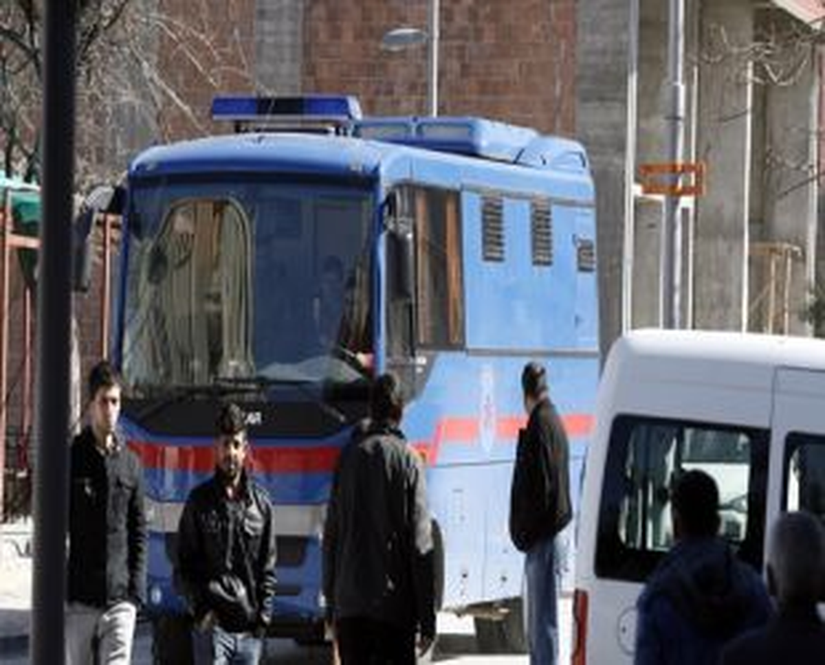 Diyarbakır\'dan Getirilen 84 Hükümlüyü Taşıyan Uçak Çorlu Havaalanı\'na İndi