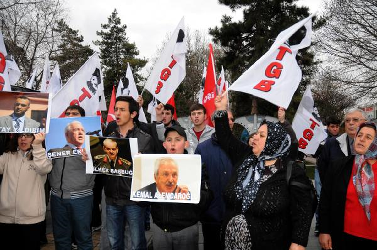 Ergenekon\'daki Müebbet İstemlerini Protesto Ettiler
