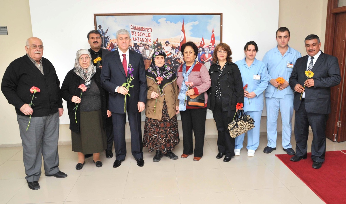 Huzurevi Sakinleri Vali Eren\'i Ziyaret Etti