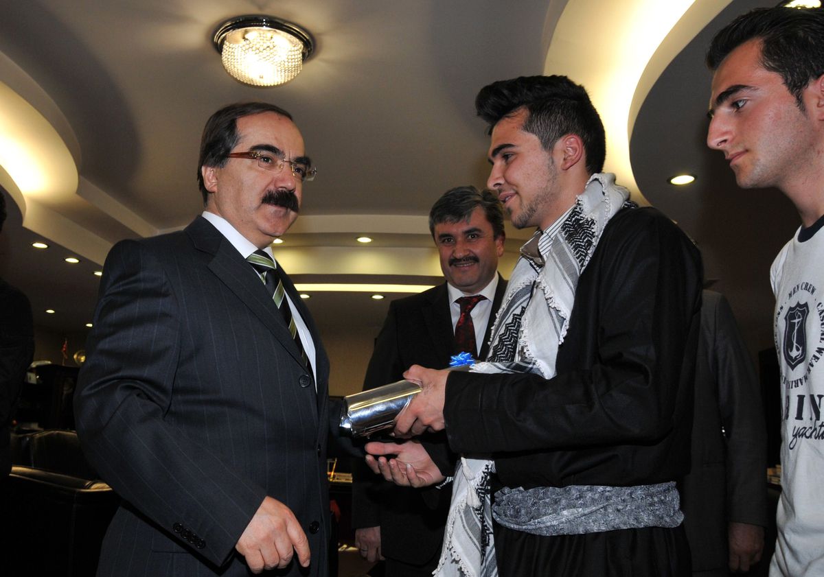 Irak\'lı Öğrencilerden Vali Coş\'a Ziyaret