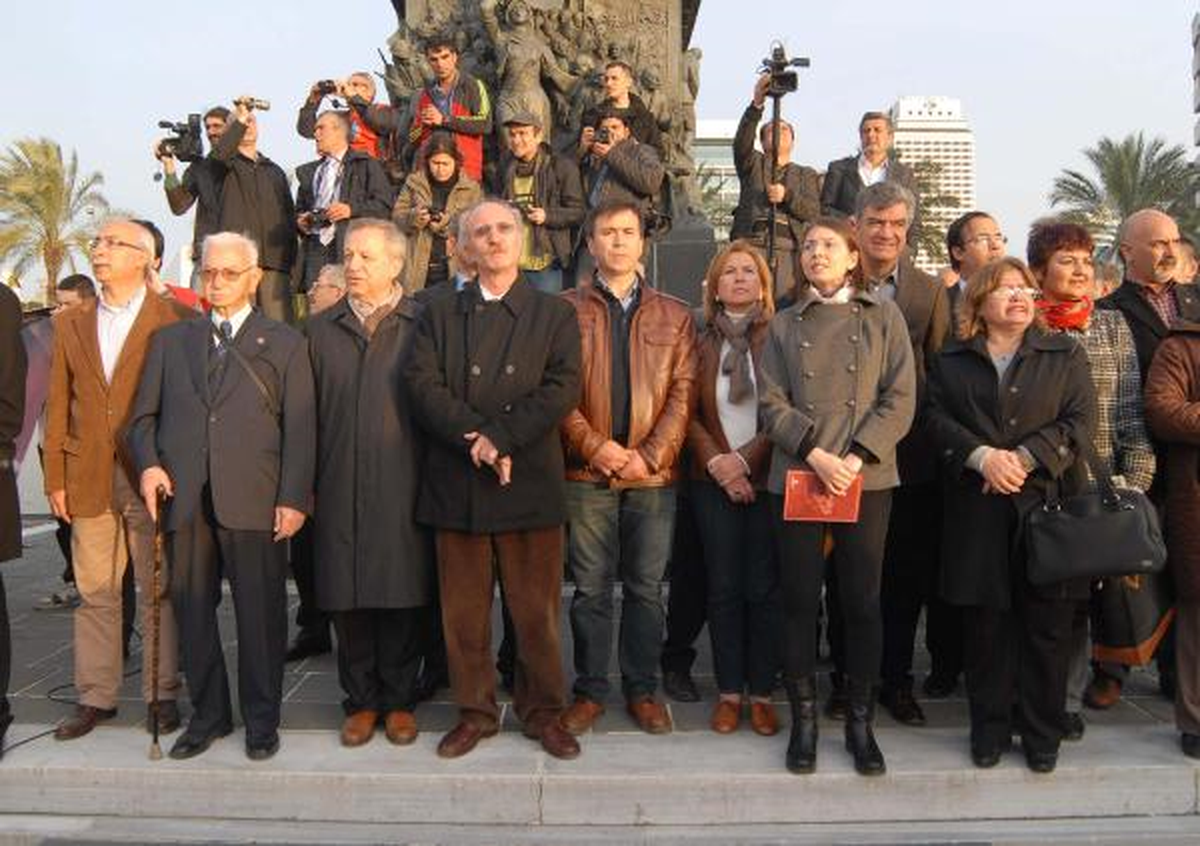 İzmir\'de 2 Bin Kişi Mütalaayı Protesto Etti