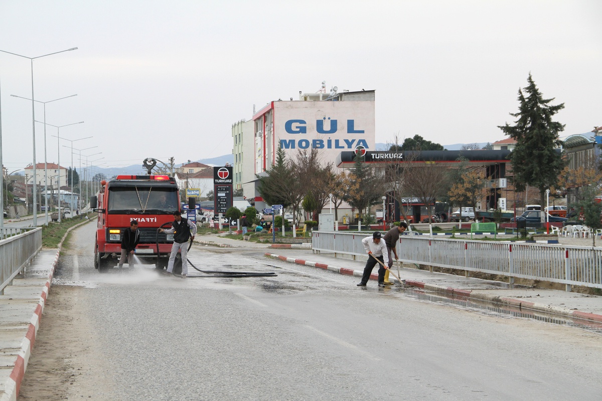 Köprübaşı\'nda Çevre Temizlik Çalışmaları Sürüyor