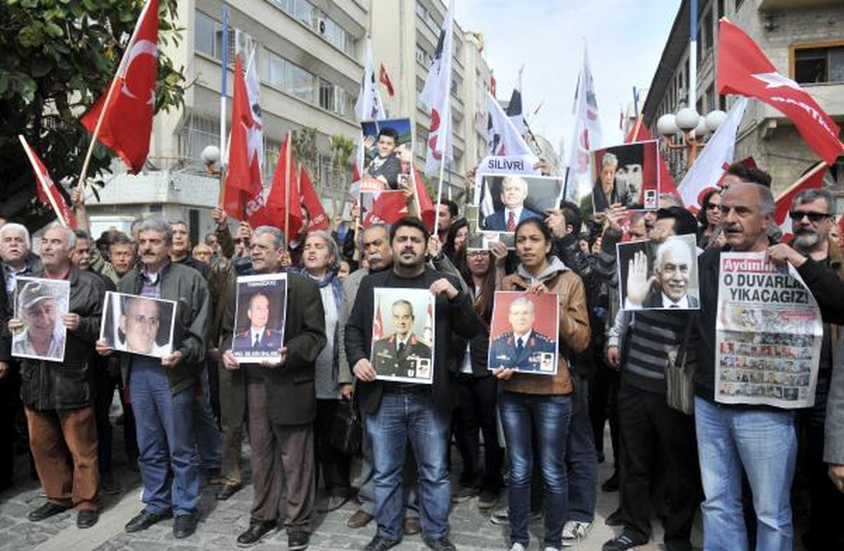 Mersin\'de İşçi Partililerin \'Müebbet\' Tepkisi